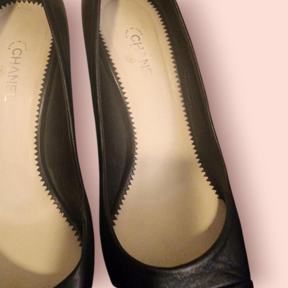Chanel Black Pumps with Gold Logo Heel – Size 41 | Timeless & Classy - Picture 3 of 6